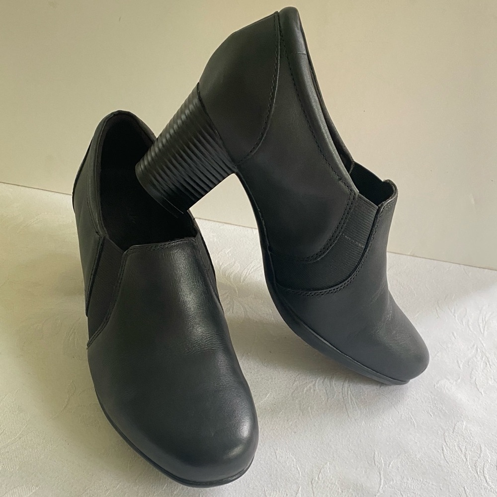Clarks Black Leather Block Heel Booties Size 8.5 Shoes